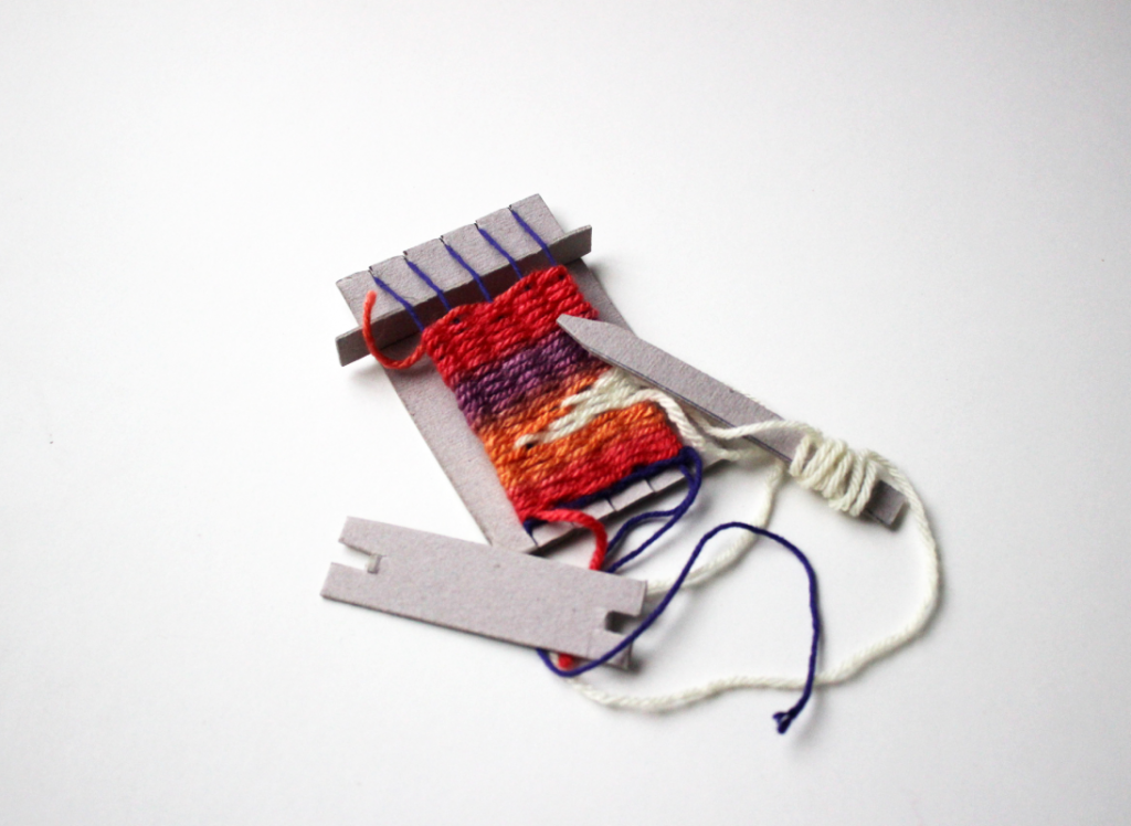 TALLER DE TEJIDO EN MINI TELAR RECICLADO